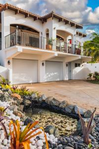 una casa en la playa con un estanque delante en Casa Colibri + Casita - Villa w/ocean views, en Vieques