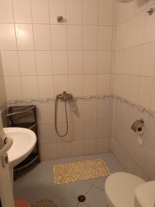 een badkamer met een douche, een toilet en een wastafel bij Апартаменти до плажа на Аурелия - между Несебър и Равда in Nesebar