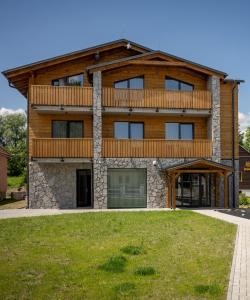 una grande casa in legno con balcone di Berg Liptov a Liptovský Mikuláš