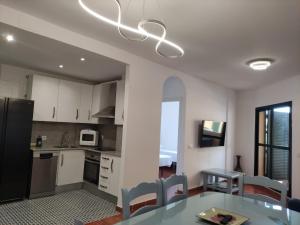 eine Küche und ein Esszimmer mit Tisch und Stühlen in der Unterkunft Atlanterra - Mar de Plata in Zahara de los Atunes