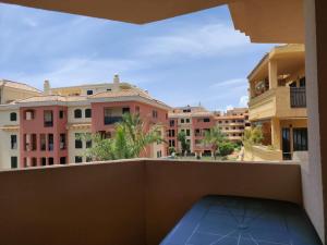 einen Balkon mit Blick auf einige Gebäude in der Unterkunft Atlanterra - Mar de Plata in Zahara de los Atunes