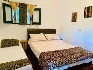 een slaapkamer met een bed en een luipaardbed sidx sidx bij remolinos 