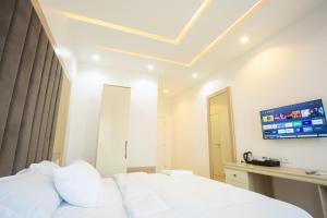 DE MANCHY HOTELS & SUITES的电视和/或娱乐中心