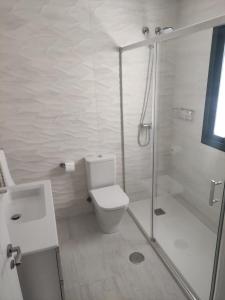 ein Badezimmer mit Dusche, Toilette und Waschbecken in der Unterkunft Atlanterra - Mar de Plata in Zahara de los Atunes