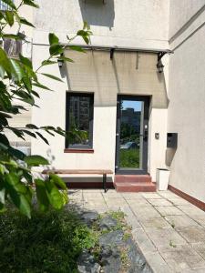 eine Tür zu einem Gebäude mit Fenster in der Unterkunft Time Traveling Apartment Sofia Mladost District in Sofia + 1 Foto