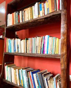 a book shelf filled with lots of books at Casario 1915 Pousada in Morretes