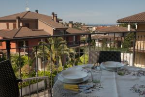 stół z talerzami żywności na balkonie w obiekcie Casavacanze Azzurro Mare w mieście Porto SantʼElpidio