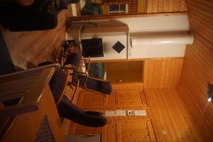 einen Blick über ein Zimmer mit Stühlen und einem TV in der Unterkunft Wanha Pappila Cottages in Simoniemi