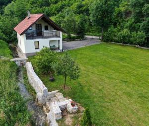 een luchtzicht op een huis met een tuin bij Apartment Savkovic in Šipovo