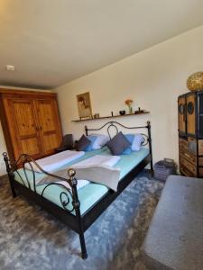 1 dormitorio con 2 camas y almohadas azules en Ferienwohnung Toni, en Bodenmais
