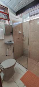 y baño con ducha, aseo y lavamanos. en Quarto Privado-Suite Aconchego-Miguel Pereira / RJ, en Miguel Pereira