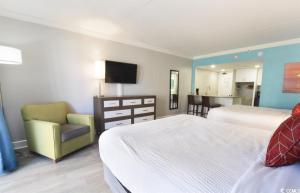 TV a/nebo společenská místnost v ubytování Immaculate Ocean View Double Queen Suite!- Grande Cayman Resort Unit 232 - Sleeps 4 Guests!