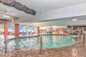 Bazén v ubytování Immaculate Ocean View Double Queen Suite!- Grande Cayman Resort Unit 232 - Sleeps 4 Guests! nebo v jeho okolí