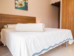 un letto con lenzuolo bianco e 2 cuscini sopra di Sea views apartment-wifi-sleep 5 a Marsaskala