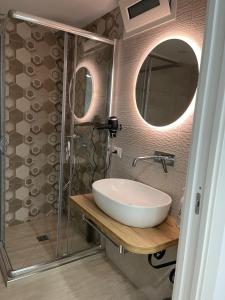 ein Bad mit einem Waschbecken und einer Dusche in der Unterkunft Metro Stazione-Museo 500 m-Appartamento Centrale ed Elegante Dimora De Curtis in Neapel