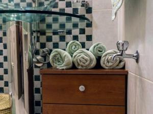 uma pilha de toalhas num balcão na casa de banho em Sea views apartment-wifi-sleep 5 em Marsaskala