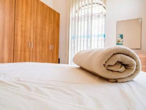 Uma cama ou camas num quarto em Sea views apartment-wifi-sleep 5