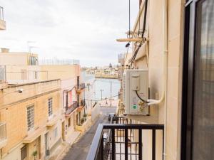 balkon z widokiem na ulicę miejską w obiekcie Sea views apartment-wifi-sleep 5 w mieście Marsaskala