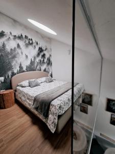 1 dormitorio con cama y espejo en Loft Malga Laghetto, en Lavarone