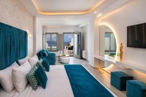 una camera d'albergo con letto e soggiorno di Aura Suites a Firostefani