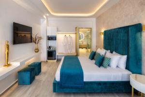 En eller flere senger på et rom på Aura Suites