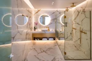Et bad på Aura Suites