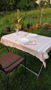 mesa con mantel rosa y 2 sillas en Lar do solpor, en Allariz