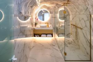 łazienka z 2 umywalkami i 2 lustrami w obiekcie Aura Suites w mieście Firostefani +17 zdjęć