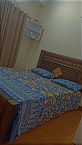 - une chambre avec un lit doté d'une couette dans l'établissement Apartment first floor for rent near commercial market satellite town Rawalpindi, à Rawalpindi