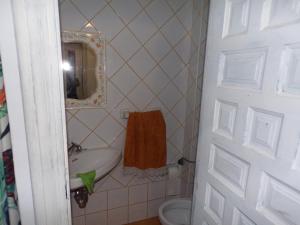 bagno con lavandino, servizi igienici e specchio di Apartamentos Jose Andres a Viana