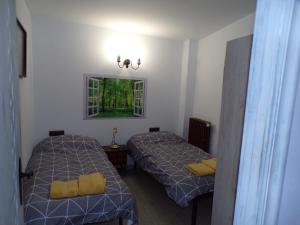 um quarto com 2 camas e uma janela em Apartamentos Jose Andres em Viana