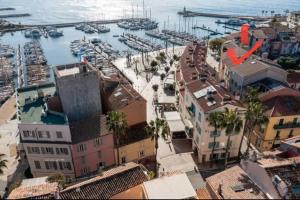 an aerial view of a city with a marina at Sanary Paradise Port Climatisé in Sanary-sur-Mer