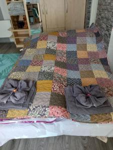 a quilt laying on top of a bed at Kiskassa Vendégház 