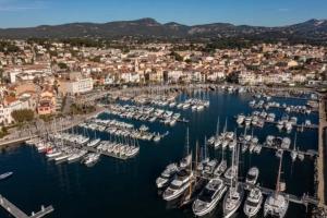 una vista aérea de un puerto lleno de barcos en Sanary Paradise Port Climatisé en Sanary-sur-Mer