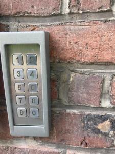 un mando a distancia unido a una pared de ladrillo en Entree en Bruges