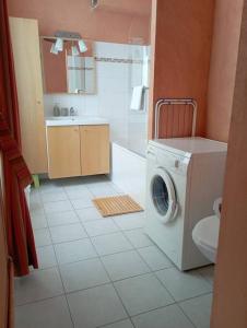 uma casa de banho com uma máquina de lavar roupa e um WC em Château de Heuqueville em Heuqueville