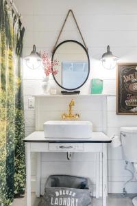 un bagno con lavandino e specchio di Hip, Cozy Cottage with a Fire Pit in Cleveland Park a Nashville