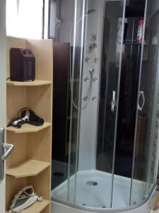 una doccia con cabina in vetro in bagno di Kiskassa Vendégház 
