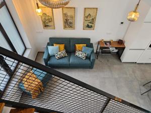 a living room with a couch and a table at Jardín Viveros-Turia 6 PAX-WIFI Y PARKING GRATIS in Valencia