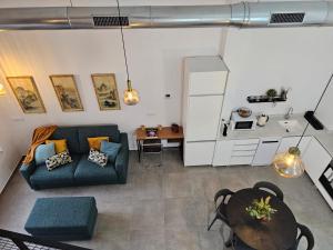 a living room with a couch and a table at Jardín Viveros-Turia 6 PAX-WIFI Y PARKING GRATIS in Valencia