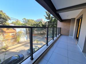 a balcony with a view of a street at Studio em Pinheiros SP in Sao Paulo