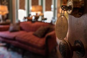 un candado en una puerta en una sala de estar con sofá en The Dolon House Bed & Breakfast! en Jim Thorpe