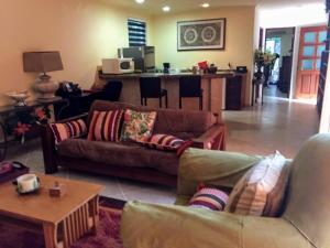 Area tempat duduk di Casa Beard, Spacious Guest House with High Speed WiFi & Pool.