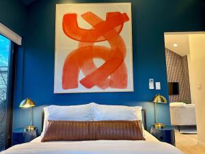 een slaapkamer met een bed met een oranje symbool op de muur bij Greenwood Getaway in Seattle