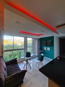 een woonkamer met een plafond met rode balken bij Moderno apartamento con vista a las montañas in Manizales