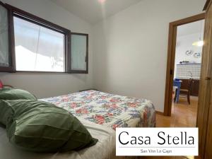 Casa Stella San Vito Lo Capo في سان فيتو لو كابو: غرفة نوم عليها سرير ولحاف