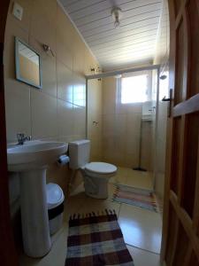 三一市的住宿－Pouso da Celeste - Trindade，一间带水槽和卫生间的浴室
