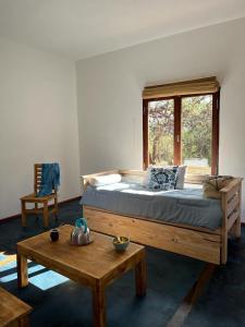 Los MollesにあるCon vista a las sierras, Villa Las Rosas, Traslasierras, Cordobaの大きなベッドとテーブルのある寝室