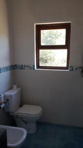 Los MollesにあるCon vista a las sierras, Villa Las Rosas, Traslasierras, Cordobaのトイレと窓のあるバスルーム