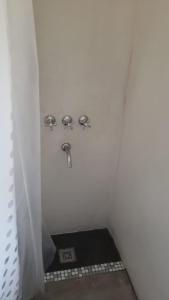 Los MollesにあるCon vista a las sierras, Villa Las Rosas, Traslasierras, Cordobaの小さなバスルーム(黒の床のシャワー付) +22枚の写真